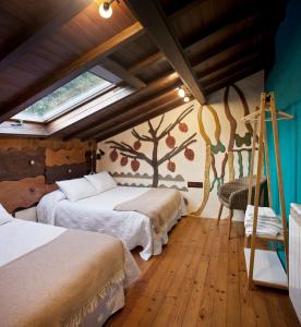 um quarto com 2 camas e uma janela em Casa Vistaboa Ribeira Sacra em Chantada