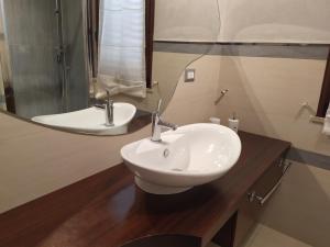 y baño con lavabo blanco y espejo. en Casa CALCUTTA - IUN Q3398, en Olmedo