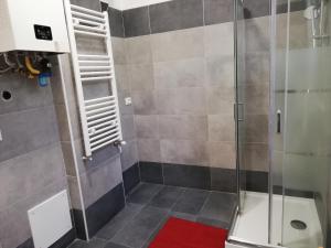 La salle de bains est pourvue d'une douche avec une porte en verre. dans l'établissement Venice View Guesthouse, à Marghera