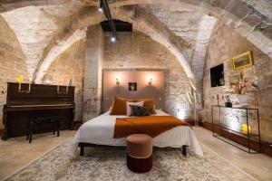 Postel nebo postele na pokoji v ubytování L'Autel La Crypte Mystérieuse de Rouen - sauna & balnéo