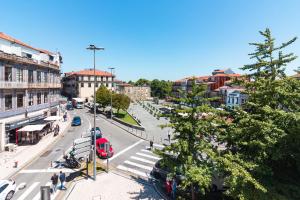 eine Stadtstraße mit einem roten Bus auf der Straße in der Unterkunft ON Apartments - Center in Porto