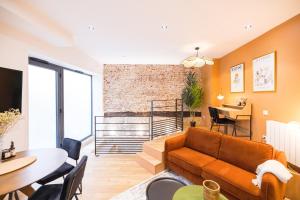 Posezení v ubytování L'Autel La Crypte Mystérieuse de Rouen - sauna & balnéo + 36 fotografií