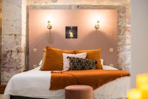 Postel nebo postele na pokoji v ubytování L'Autel La Crypte Mystérieuse de Rouen - sauna & balnéo