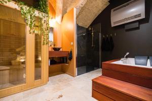 TV a/nebo společenská místnost v ubytování L'Autel La Crypte Mystérieuse de Rouen - sauna & balnéo