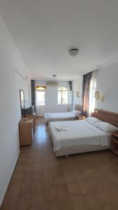 Ένα ή περισσότερα κρεβάτια σε δωμάτιο στο SERİN HOTEL +19 φωτογραφίες