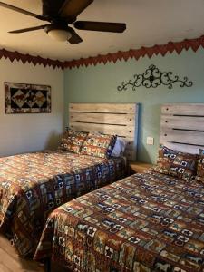 Ліжко або ліжка в номері Horseshoe Riverside Lodge