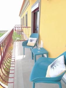 eine Terrasse mit 2 Stühlen und Tischen auf dem Balkon in der Unterkunft Ca L´Ana in Tazacorte