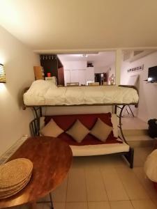 サンティアゴにあるSKI In/Out Monteblanco El Coloradoの二段ベッドとテーブルが備わる客室です。