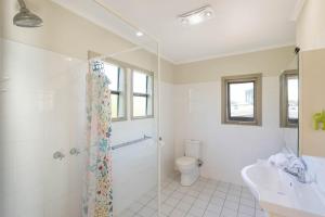 潘布拉的住宿－愛情小屋度假屋，带淋浴、卫生间和盥洗盆的浴室