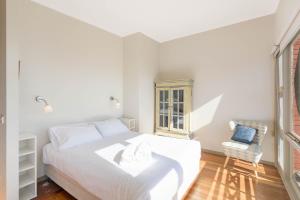 潘布拉的住宿－愛情小屋度假屋，卧室配有白色的床和椅子