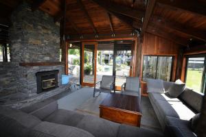 ein Wohnzimmer mit einem Sofa und einem Kamin in der Unterkunft Gemini Lodge in Rotorua