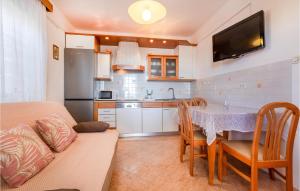 Kuchyň nebo kuchyňský kout v ubytování 1 Bedroom Awesome Apartment In Piran