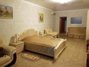 Ένα ή περισσότερα κρεβάτια σε δωμάτιο στο Apartment on Yuzhny Sklon