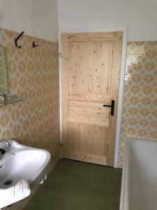 A bathroom at Ferienwohnung Johanna Még 37 kép