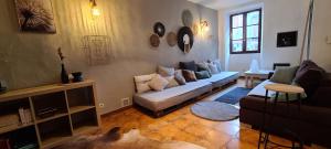 un salon avec un canapé et une table dans l'établissement Les Chemins d'Elika, à Saint-Jean-Pied-de-Port