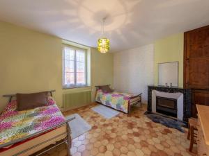ein Wohnzimmer mit 2 Betten und einem Kamin in der Unterkunft Gîte Aschères-le-Marché, 4 pièces, 6 personnes - FR-1-590-17 