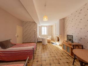Zimmer mit 2 Betten und TV in der Unterkunft Gîte Aschères-le-Marché, 4 pièces, 6 personnes - FR-1-590-17 