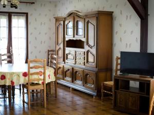 un soggiorno con un grande centro di intrattenimento in legno di Gîte Artenay, 4 pièces, 5 personnes - FR-1-590-123 ad Artenay