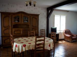 una sala da pranzo con tavolo, sedie e finestra di Gîte Artenay, 4 pièces, 5 personnes - FR-1-590-123 ad Artenay