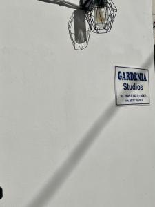 znak na boku budynku z znakiem drogowym w obiekcie Gardenia studios w mieście Nydri