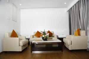 Triguna Clarks Inn Kurnool的休息区