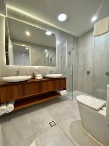 a bathroom with two sinks and a mirror at Luxury Villa Townsville in Belgian Gardens