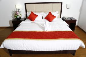 Triguna Clarks Inn Kurnool客房内的一张或多张床位