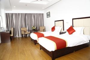 Triguna Clarks Inn Kurnool客房内的一张或多张床位