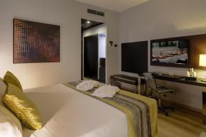 Postel nebo postele na pokoji v ubytování Savhotel Fiera Bologna