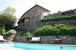 Basen w obiekcie Borgo San Pietro in Polvano (Canonica) lub w pobliżu