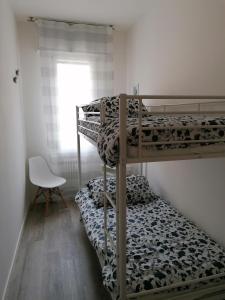 two bunk beds in a room with a window at ANGELA GUEST HOUSE in centro storico in Conegliano