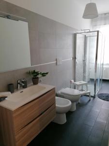 a bathroom with a sink and a toilet and a shower at ANGELA GUEST HOUSE in centro storico in Conegliano
