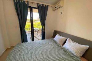 A bed or beds in a room at Seaview dreamy apartment with a pool and garden