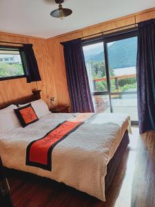 um quarto com uma cama e uma grande janela em Marlborough Sounds Accommodation 792 em Havelock