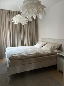 1 dormitorio con 1 cama con lámpara de araña encima en Penthouse La Azohia Beach en La Azohía