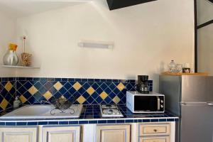 Η κουζίνα ή μικρή κουζίνα στο Studio avec une belle terrasse Pour les amoureux