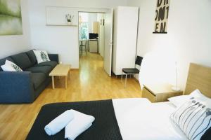 ein Wohnzimmer mit einem Bett und einem Sofa in der Unterkunft StayBearlin Apartments Prenzlauer Berg Dunckerstraße in Berlin