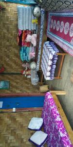 um quarto com uma prateleira com toalhas e almofadas em Vamoose Red Panda em Sombāri