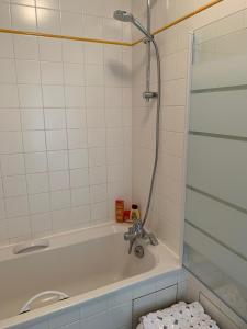 y baño con bañera y ducha. en Appartement Wimereux - Opaalkust met frontaal zeezicht, en Wimereux