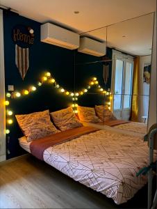 una camera da letto con un grande letto illuminato di Joli studio rénové en bord de mer a Bormes-les-Mimosas