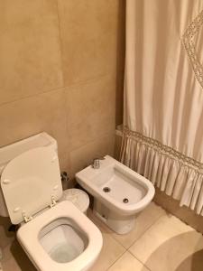 a bathroom with a toilet and a bidet at Dormy en Belgrano in Buenos Aires