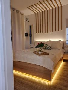 een slaapkamer met een groot wit bed met verlichting bij Little Treasure by the Sea in Pomorie