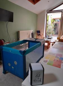 a room with a bed and a desk with a tv at La chambre Tomis Ath in Ath