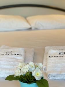 Postel nebo postele na pokoji v ubytování Q luxury rooms Perea center