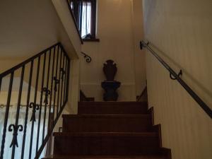 Una escalera con un jarrón encima. en Domus Flora Guest House, en Spello
