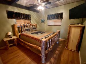 una camera con letto in legno e ventilatore a soffitto di Million Dollar View a Gatlinburg