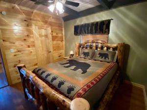 - une chambre avec un lit en bois dans l'établissement Million Dollar View, à Gatlinburg