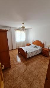 カルボネラスにあるCarboneras Aireのベッドルーム1室(ベッド2台、ドレッサー、窓付)