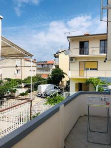 ein Balkon mit Blick auf ein Gebäude in der Unterkunft Bila lucica in Primošten