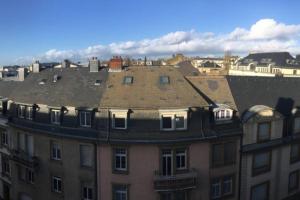 vista sui tetti di edifici di una città di Rosegaertchen a Lussemburgo